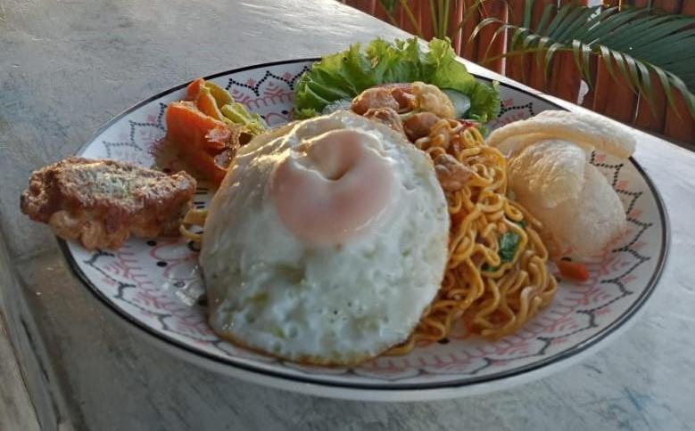 Sarinah Beach - Bistro & Bungalow Batununggul ภายนอก รูปภาพ